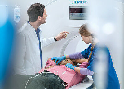Der High-End-CT Somatom Force bietet sich besonders bei sensiblen Patientengruppen wie etwa sehr jungen Patienten, solchen mit Niereninsuffizienz sowie Schwerkranken und Adipösen als Instrument der individualisierten Diagnostik an. (Bild: Siemens AG)