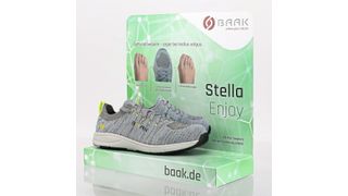 In seinem  Damen-Modell „Stella“ S1PS FO SR ESD Hallux hat Hersteller Baak die Funktionen eines komfortablen Sicherheitshalbschuhs mit einem dehnfähigen Hallux-Strickschaft vereint. (Bild: BAAK GmbH & Co. KG)