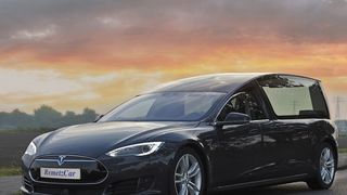Mit 5,78 Metern Länge wird der Tesla Model S zum Leichenwagen. (Remetzcar)