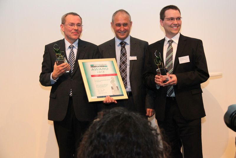 Prof. Dr. Ing. Carlowitz (links), Leiter Institut für Umweltwissenschaften der TU Clausthal, und Dr. Sven Meyer, wissenschaftlicher Mitarbeiter, nahmen den Award in der Kategorie Forschung & Entwicklung für das Absorbermodul E-Sorb entgegen. (Bild: Königsreuther)