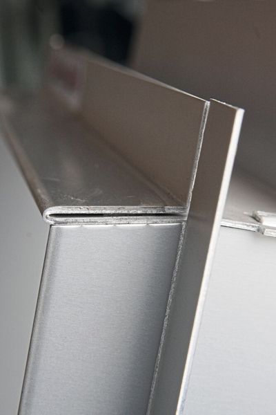 Speziell Blechbaugruppen für den Hochbau, wie Zargen für Fenster aus Aluminium, erfordern den sogenannten Quetschbug, also das Biegen um 180° und Anlegen des Biegeschenkels.  (Bild: Konrad Mücke)