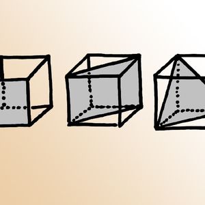 Unterschiedliche kristallographische Richtungen in einem kubischen Kristall: Die sogenannte 100-, 110- und 111-Richtungen (v.l.n.r)