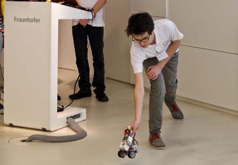 Schüler mit ihren selbst programmierten Robotern bei der Open Roberta Auftaktveranstaltung in Berlin (Google)
