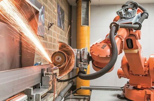 Industrieroboter können eine ganze Menge an Aufgaben übernehmen, um Mitarbeiter zu schonen. Viele fürchten aber immernoch, durch den mechanischen Kollegen überflüssig zu werden. Eine Studie beweist jetzt, dass das nicht der Fall ist – meistens jedenfalls.(Bild:  ABB)