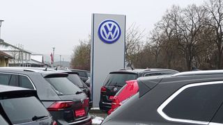 Nach dem Hersteller hat sich Greenpeace nun auch VW-Händler als Ziel für eine Protestaktion ausgeguckt. (Bild: Seyerlein/»kfz-betrieb«)