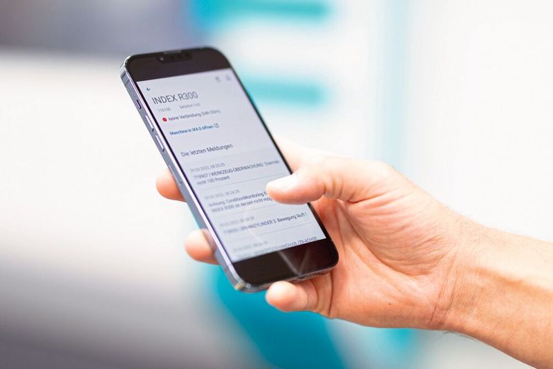 Mit der iX4.0 App iXmobile für iPhone und Android können Anwender jederzeit den aktuellen Produktionsstatus einsehen. (Bild: Index)