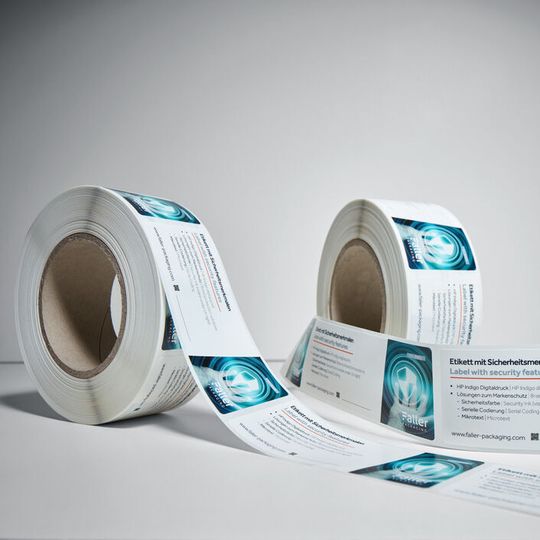 Fälschungssicher dank spezieller Tinte und Digitaldruck: Das neue Etikett von Faller Packaging hat Sicherheitsmerkmale, die mit dem bloßen Auge nicht zu sehen sind.(Bild:  Faller Packaging)