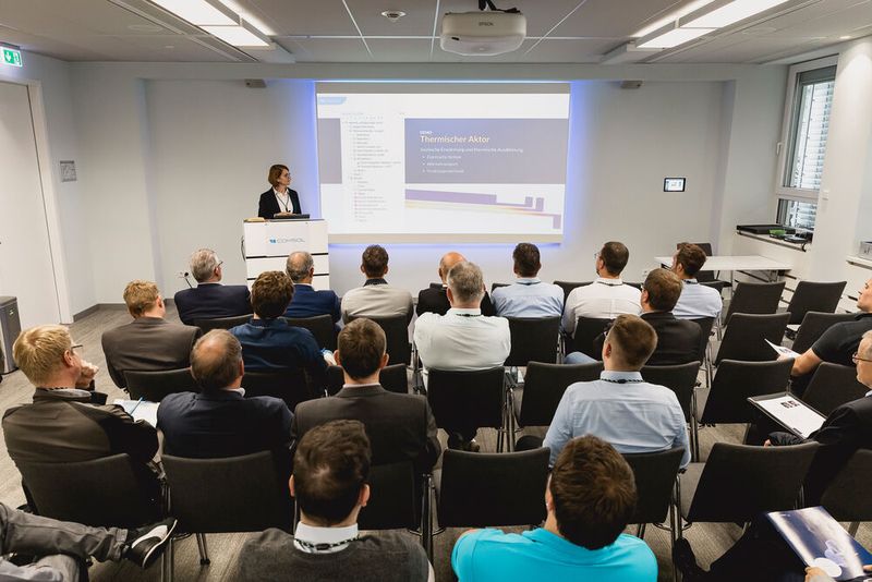 Dr. Maria Iuga-Römer, Comsol GbmH, zeigte nach einer kurzen Einführung in die Grundlagen eine Live-Demonstration einer multiphysikalischen Analyse, die den unmittelbaren Nutzen der Simulation für die Produktentwicklung aufzeigte. (Bild: Stefan Bausewein - VCG)