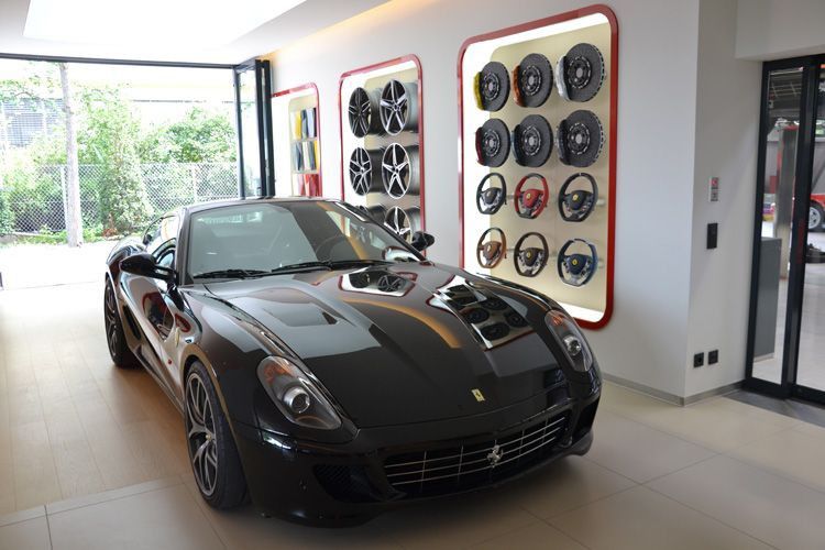 Der Showroom wurde nach den aktuellen Vorgaben der Corporate Identity von Ferrari gestaltet.  (Foto: Mauritz)