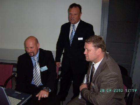 Rolf Bauer im Gespräch mit Johannes-Peter Lentz und Jörg Menzig (Servicepartnersprecher) (Archiv: Vogel Business Media)