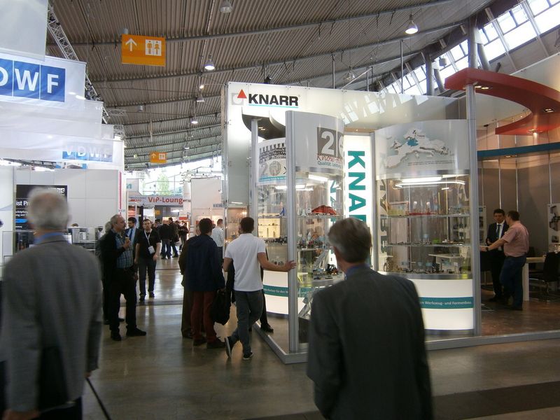 Und ab hier erleben Sie immer wieder, was es sonst noch so auf der Premiere der Moulding Expo zu erleben gab. Mit dabei sind ein Trabi, ein BMW i8, diverser Boliden der Formula Student, ein Rennsimulator, Bauteile, Werkzeugmaschinen und vieles Mehr...die Moulding Expo hat gemäß den Aussagen der Initiatoren ihr Versprechen erfüllt, der Branche eine neue, optimierte Präsentationsplattform zu bieten. (Bild: Königsreuther)