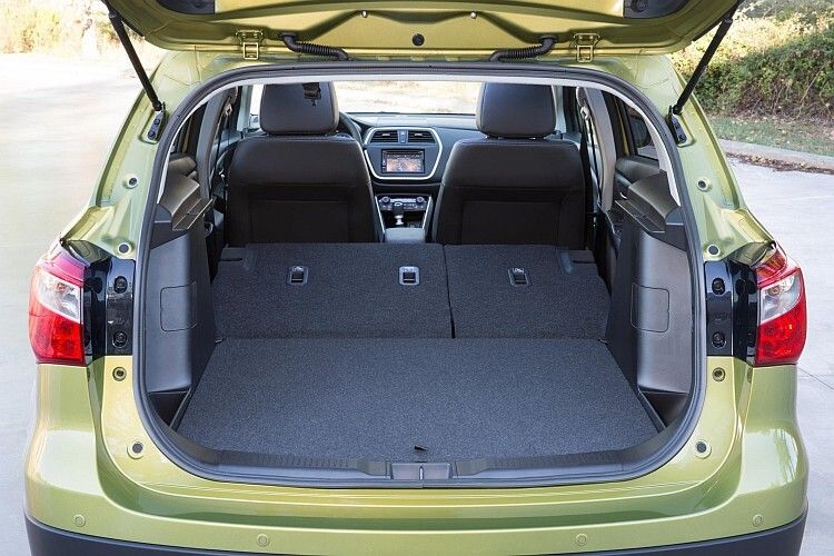 Bequem nutzbar mit doppelten Boden zum Verstecken von Krimskrams: Die Gestaltung des Kofferraums verdient die Note „Gut“. (Foto: Suzuki)