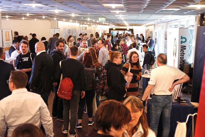 Tatsächlich stellte die LAB-SUPPLY Frankfurt direkt einen neuen Besucherrekord auf: Rund 550 Interessierte kamen auf die Messe – das sind 50 mehr als bei der bestbesuchten LAB-SUPPLY im Vorjahr.



Mehr Infos zu den kommenden LAB-SUPPLY-Messen finden Sie auf www.lab-supply.info
 (Bild: LABORPRAXIS, C. Lüttmann)