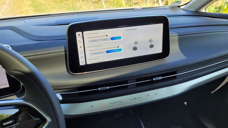 Die Verarbeitung ist sehr gut, die im Innenraum verwendeten Materialien wirken hochwertig. Neben einem großen Touchscreen in der Mitte... (Bild: Wehner - VCG)