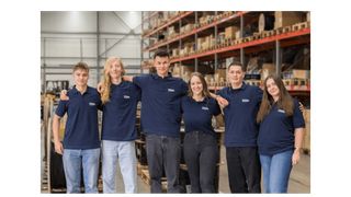 Der Wettbewerb um qualifizierte Nachwuchskräfte wird für Industrieunternehmen zunehmend zur strategischen Herausforderung. TKD Kabel begegnet diesem Wandel mit einer Ausbildung, die früh Verantwortung überträgt, internationale Erfahrungen ermöglicht und gezielt persönliche Entwicklung fördert.
 (Bild:  TKD Kabel GmbH)