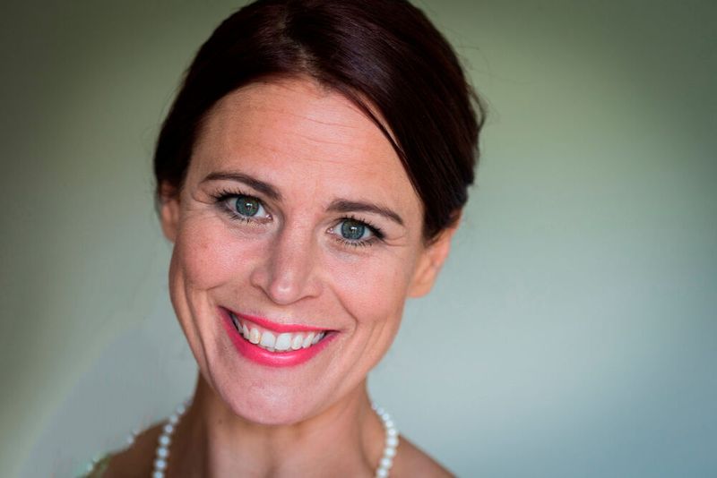 Kim Finck, Cybersecurity-Expertin bei Cisco: „Der Spagat zwischen Fachkräftemangel, Datenschutz und der notwendigen Erhöhung von Cyberresilienz wird immer größer. In diesem Kontext steigt die Bedeutung einer integrierten und automatisierten Security Plattform unterstützt durch KI. Kurzfristig gilt es die User Awareness zu erhöhen, weil diese noch immer die Hauptangriffsvektoren sind. Perspektivisch wird auch noch die Entwicklung von Quantencomputing enorme Aufmerksamkeit brauchen.“ (Bild: Cisco Deutschland)