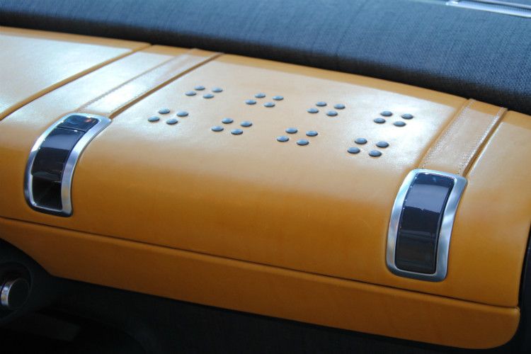 Alexandre Malval: „Der Cactus hat ein großes und leicht zu erreichendes Handschuhfach, das zugleich sehr flach ist. Diese Gestaltung war möglich, weil wir die Airbags an anderer Stelle verbaut haben. Sie befinden sich nun am Dach. Das Handschuhfach sieht vom Stil her etwas wie ein Koffer aus. Oben gibt es einen Griff. Zudem ist es aus Leder gestaltet. Dies soll die Idee des hochwertigen Reisens zum Ausdruck bringen.“ (Foto: Citroën)