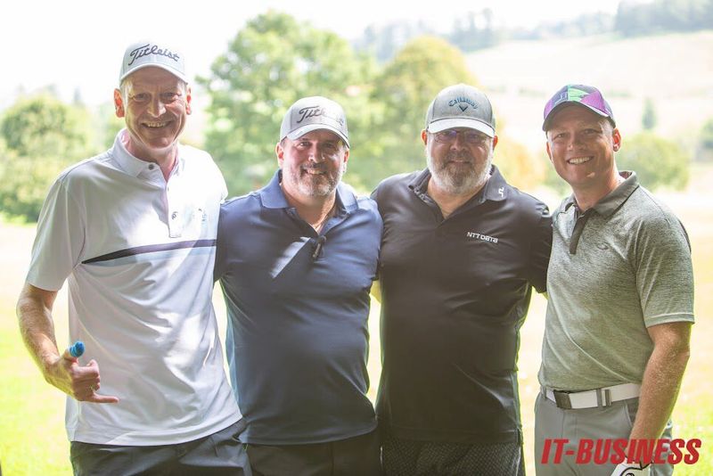 Eine lockere Herrenrunde: (v. l.) Steff Kiene (AKI Power Systems), Stefan Ostermeyer (Arrow), Markus Grathwohl (NTT Data) und Marco Schilli (Bechtle) (Bild: Vogel IT-Medien GmbH)