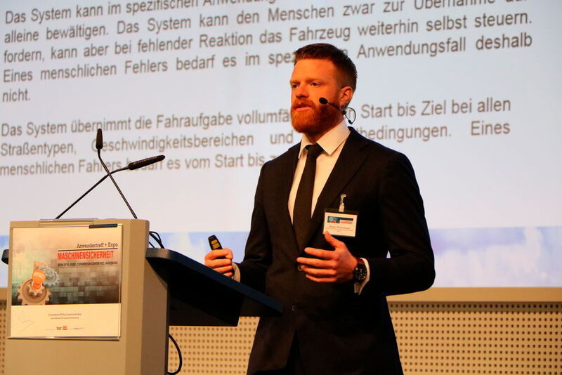 Daniel Wuhrmann von der Reusch Rechtsanwaltsgesellschaft mbH erläuterte in seinem Vortrag die rechtlichen Fragen im Zusammenhang mit autonomen Fahren und der funktionalen Sicherheit. (K. Juschkat/konstruktionspraxis)