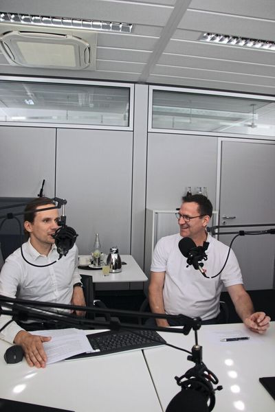 „Da reden wir von Sicherheitstechnologien, von Netzwerkarchitekturen und Verschlüssellungsalgorithmen – Das ist ein ganz anderes Level an Know-How, das man da mitbringen muss.”  – Richard Biala, Cyber Security Portfolio Manager bei ABB (rechts) (Bild: PROCESS)