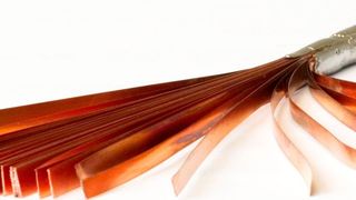 In einem neuartigen Verfahren werden am KIT dünne Bänder aus Rare-Earth Barium-Copper-Oxide zu Hochtemperatur-Supraleiterkabeln mit hoher Stromtragfähigkeit verarbeitet  (ITEP, KIT)