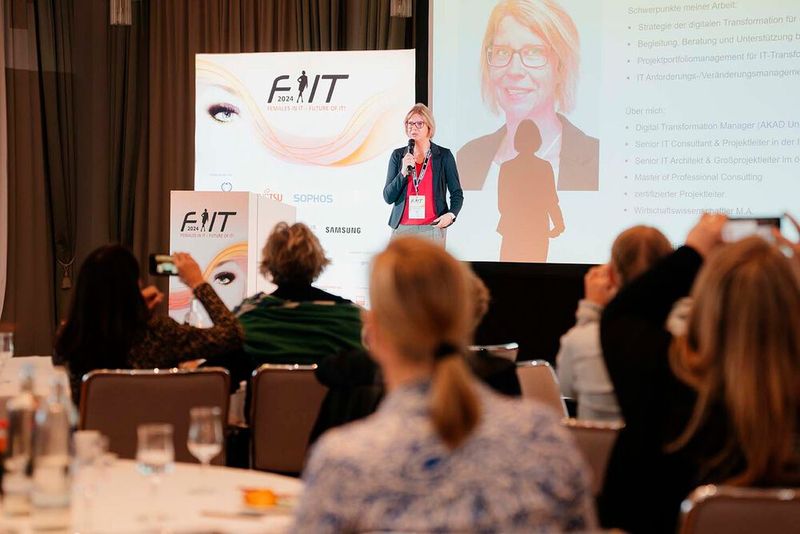 Mit Susann Homann (CDO der Universitätsklinikum Halle) tauchten wir in den eHealth-Bereich ein. In Ihrer Keynote ging es um die Digitale Transformation im Gesundheitswesen. (Bild: Manuel Emme)