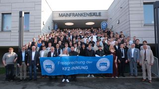 In den Mainfrankensälen in Veitshöcheim sprach die Kfz-Innung Unterfranken 337 Azubis von den Verpflichtungen ihrer Ausbildung frei. Obermeister Roland Hoier und Geschäftsführer Michael Frank feierten zusammen mit rund 900 Gästen die jungen Gesellinnen und Gesellen. Sie würdigten die Leistungen der Ausbildungsstätten und Betrieben und das Engagement der jungen Fachkräfte. (Bild: Zietz - VCG)