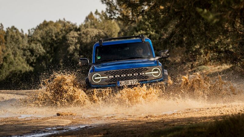 Wasserdurchfahrten bereiten auch keine Probleme. (Bild: Ford)