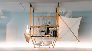 Um 9 Uhr am 10. August 1888 beginnt auf dem Fabrikhof der Daimler-Motoren-Gesellschaft in Cannstatt ein neues Zeitalter der Aeronautik: Gravitätisch steigt ein Luftschiff in die Höhe und fliegt mit knatterndem Daimler-Viertaktmotor davon.  (Bild: © Mercedes-Benz AG)