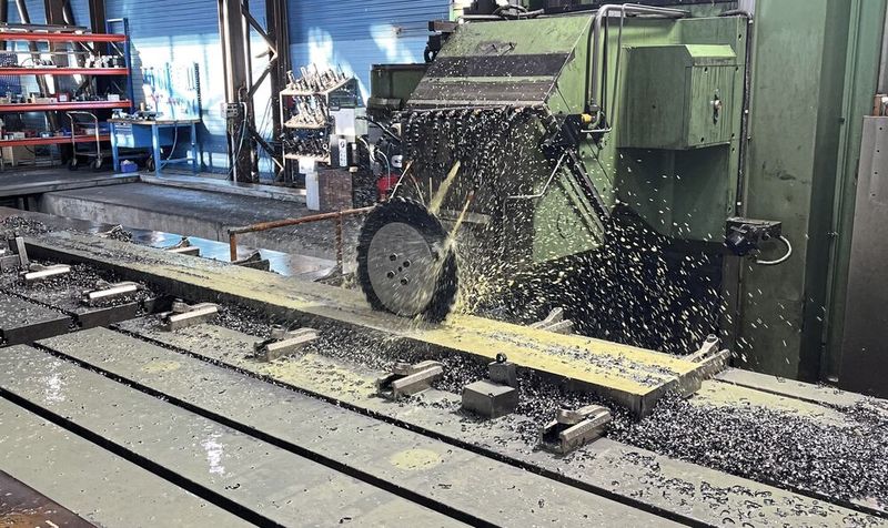 Débitage de rails avec une fraise circulaire Iscar à partir d'une tôle forte de 70 mm d'épaisseur. (Source : Delmet / Iscar)
