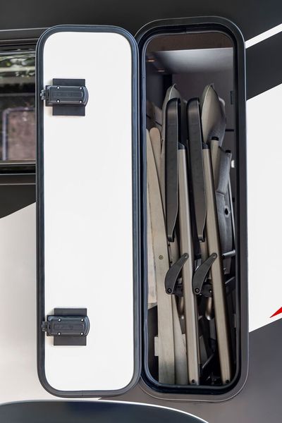 Ein Außenfach bietet Platz für Campingstühle. (Bild: Challenger)