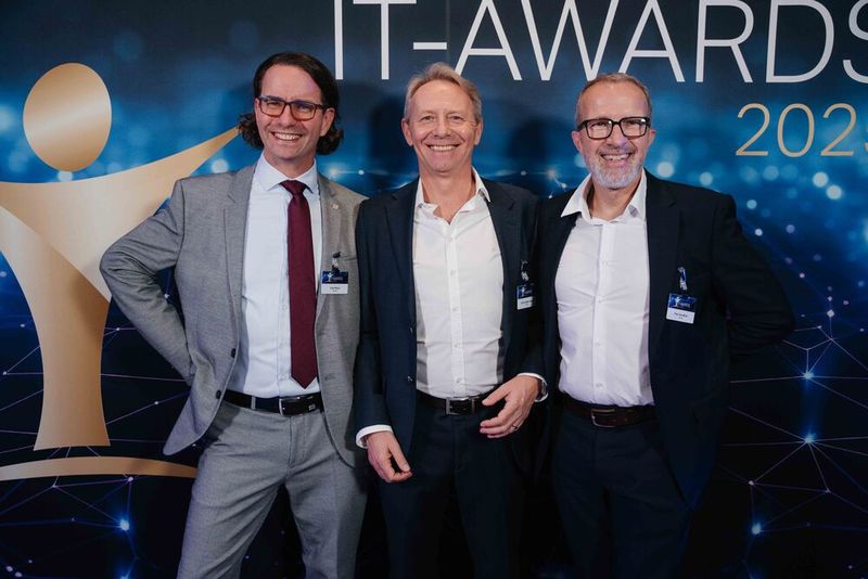 Falk Pfitzner von Bechtle, Paul Schaffner und Gernot Bekk-Huber, beide von Airlock. (Bild: Manuel Emme Fotografie)