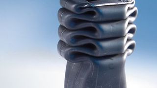 Neuer Werkstoff: Hoch-Mangan-Stahl, der wegen seiner hohen Energieabsorbtion beispielsweise eine Crashbox im Fahrzeug effektiv schützt. (Bild: ThyssenKrupp)