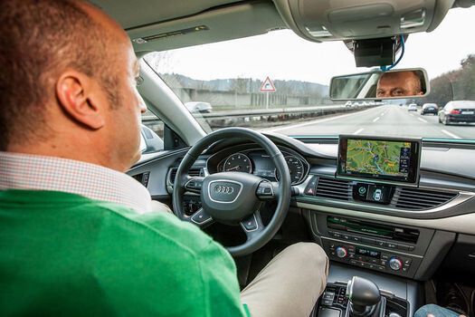 Hände weg vom Steuer und der Computer übernimmt das Kommando - das ist noch sehr ungewohnt. (Audi)