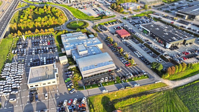 Maschek Automobile in Wackersdorf in der Oberpfalz hat seine Geschäftsaktivität in den vergangenen Jahren an einem Standort konzentriert. Jetzt baut das Unternehmen aber neue Standorte auf.(Bild:  Maschek Automobile)