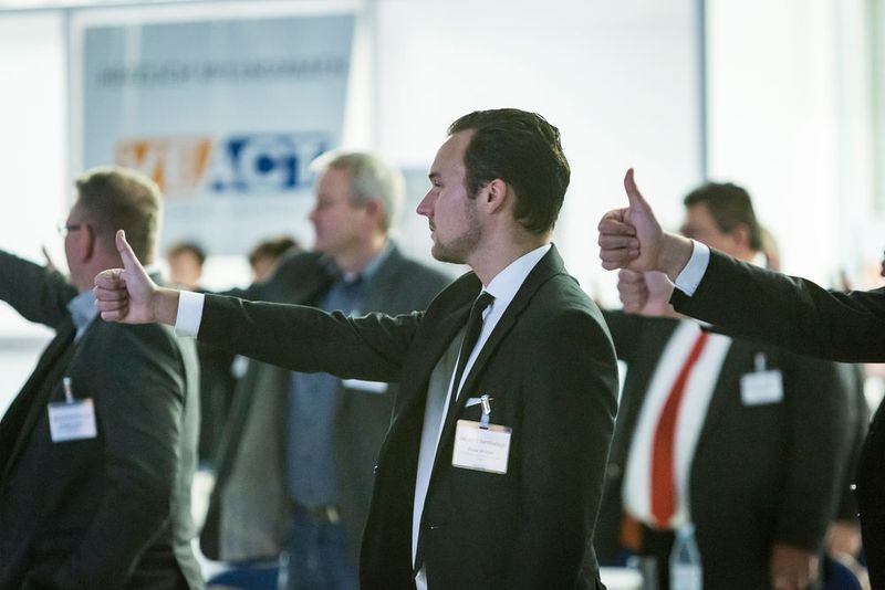 Daumen hoch für den energetischen Vortrag von Motivationstrainer Steffen Kirchner! (Stefan Bausewein)