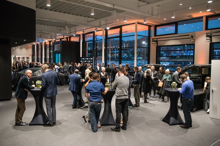 Nach eigenen Angaben kamen am Eröffnungswochende 2.000 Gäste in das Autohaus.  (Bild: Schade)