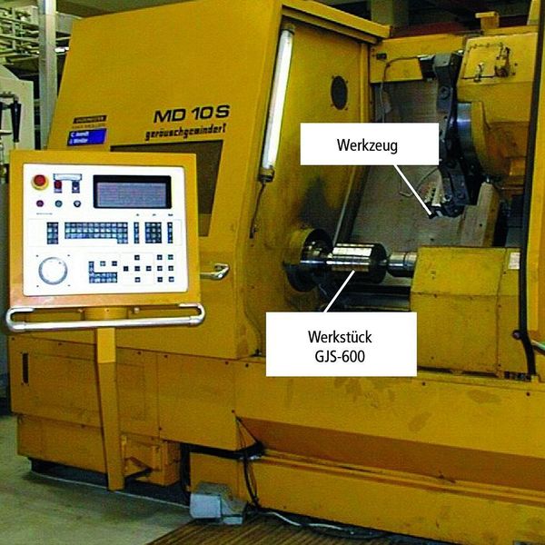 Bild 1: Die Graugussbearbeitung wurde auf der Gildemeister-Drehmaschine MD 10S durchgeführt. Versuchsparameter: Werkzeug mit Wendeschneidplattengeometrie SNGN 120408, aeff = 6°, ?eff = -6°, ? = 75°; Schnittparameter: vc = 400 m/min, f = 0,15 mm, ap = 1 mm, Einsatzzeit tc = 33 s (Archiv: Vogel Business Media)
