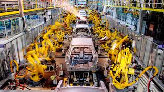 Automobilhersteller und damit auch die Zulieferer stehen unter Kostendruck und kämpfen mit Konkurrenz aus Asien. Einer Umfrage zufolge plant nun über die Hälfte der Unternehmen in Deutschland und Westeuropa den Abbau von vielen Stellen, wie die dpa meldet. (Bild: Rhshewsnik)