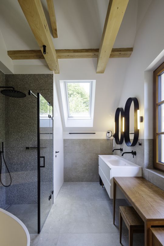 Für das neue Bad wurden die alten Dachbalken während der Sanierung freigelegt.(Bild:  Christoph Welkovits)