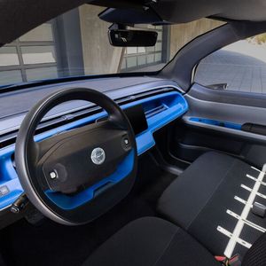 Das Cockpit des Crossovers ist recht nüchtern eingerichtet.(Bild:  Fisker)