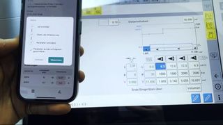 Durch einen Abgleich werden die realen Daten live während der Produktion mit den digitalen Idealparametern abgeglichen. Abweichungen werden also sofort sichtbar. Die KI agiert quasi als „virtueller Maschineneinsteller“. (Bild: plus10 GmbH)