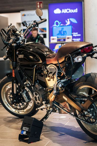 Das Motto der Konferenz »Cloud Native Rocks« wurde in allen Bereichen gelebt: von Rockstar Energydrinks über bekannte Rock-Klassiker in den Pausen bis hin zu Motorrädern in der Ausstellung. Weitere Bilder im Rückblick der Vogel-IT-Akademie. (Bild: berndrottmann.com)