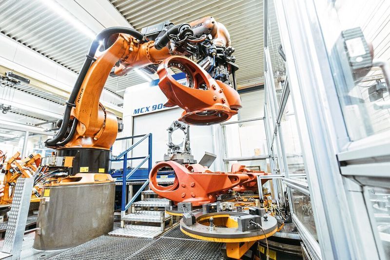 Eine Werkzeugmaschine der Marke Burkhardt + Weber, die Schwingen und Karusselle bearbeitet, ist mit einem Doppel-Palettenwechsler ausgestattet.  (Kuka)