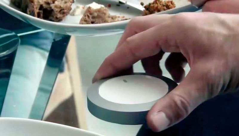 Einen smarten Home-Controller namens NUIMO, der Gestensteuerung und haptische Eingaben in einem drahtlosen Gerät vereint, hat Senic auf den Markt gebracht. Mit ihm lassen sich diverse Geräte miteinander verbinden und steuern - zum Beispiel die Soundsysteme von Sonos. Weitere Integrationen werden laufend hinzugefügt. Um den NUIMO zu installieren, muss man ihn lediglich einschalten und die die iOS-App herunterladen. Dann wird der Somos Hub mit dem Internet verbunden und die Verbindung steht. Das Platinen-Design des NUIMO nutzt Bluetooth Low Energy, beinhaltet eine LED-Matrix, eine kapazitive Touchoberfläche und Gestensensorik. Mit mehr als 1000 Messpunkten an der inneren Kante erlaubt der Codier-Ring eine hochpräzise Steuerung.  https://www.senic.com/de/nuimo (Senic)