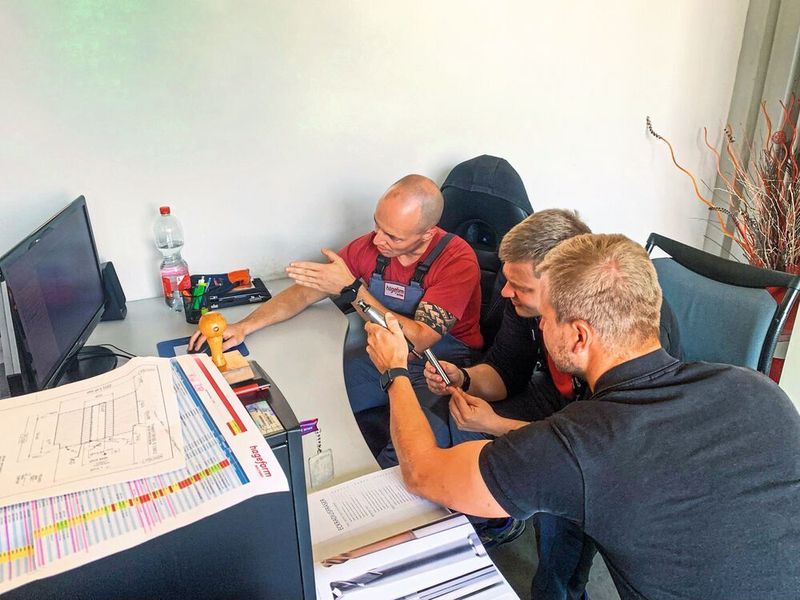 Besprechen die optimale Bearbeitung des Schneidstempels (v. l.): Abteilungsleiter Maik Seibt, Zerspanungsmechaniker Alessandro Haase (beide HaGeForm) und Produktspezialist Felix Wendler (Mapal).   (Mapal)