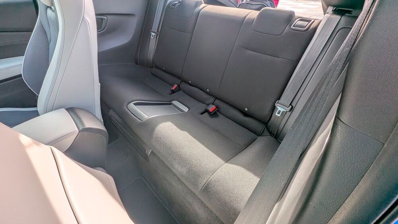 The seating comfort on the two rear seats is, unsurprisingly, very limited. Even getting in is arduous. Both legroom and headroom are significantly restricted. At a height of 170 centimeters or more, you already touch the glass roof. (Image:Mauritz – VCG)