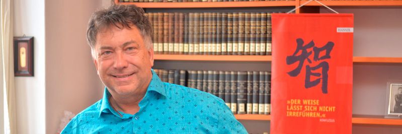 Prof. Dr. Dr. Eric Hilgendorf ist Inhaber des Lehrstuhls für Strafrecht, Strafprozessrecht, Rechtstheorie, Informationsrecht und Rechtsinformatik und Leiter der Forschungsstelle RobotRecht an der Universität Würzburg.(Bild:  Nils Güntner)