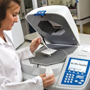 Abb. 1: Mit dem Smart Turbo gelingt die Feuchte- oder Feststoffgehaltsbestimmung sicher und schnell.