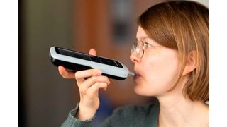 Eine Nutzerin führt mit dem smartphoneunterstützten Aceton-Atemanalysator eine Messung durch. (Bild: Alivion AG)